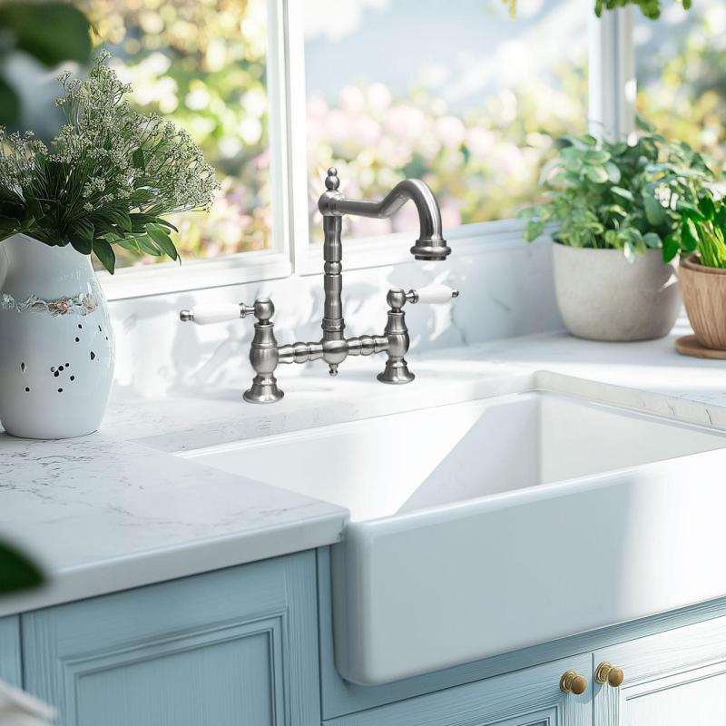 PB Nostalgische Brücken-Küchenarmatur Edelstahl mit abgewinkeltem Auslauf und weißen Griffen PBN.RVS.H.WH