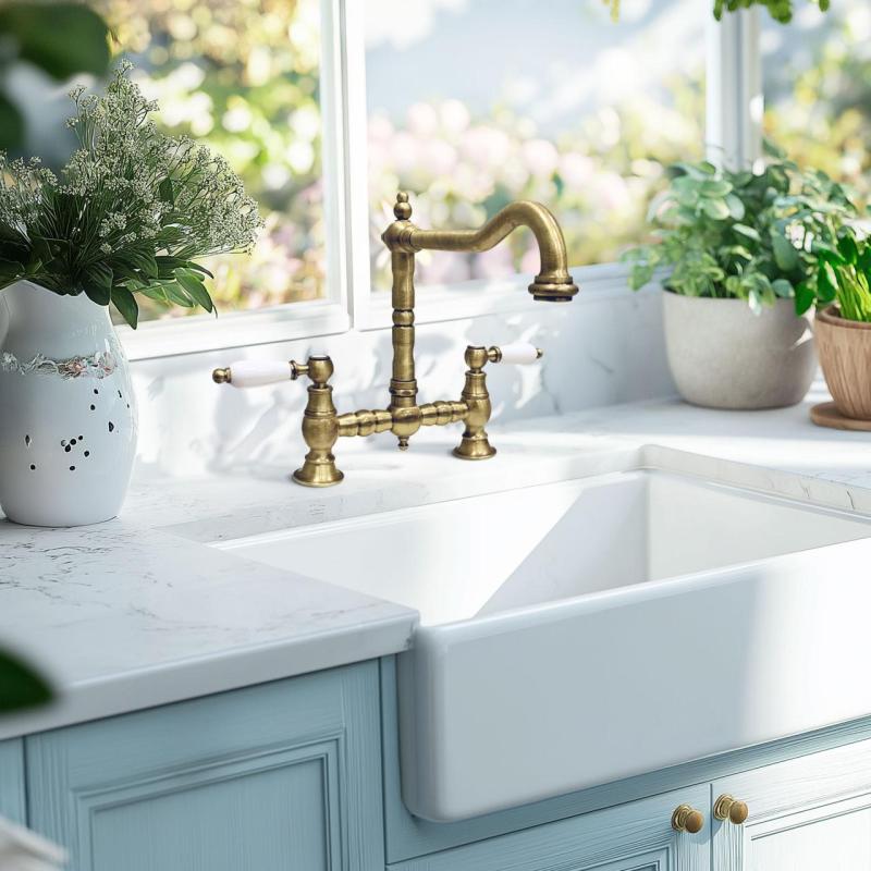 PB Nostalgische Brücken-Küchenarmatur Bronze mit abgewinkeltem Auslauf und weißen Griffen PBN.BRO.H.WH