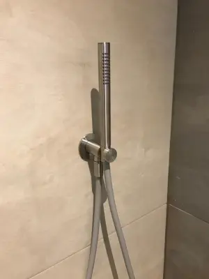 Waterevolution Flow Badgarnitur komplett mit Wandanschluss, vollständig aus Edelstahl T1621IE