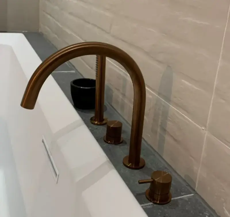 Waterevolution Flow 4-Loch-Wannenbatterie für Wannenrandmontage PVD gebürstetes Kupfer T138CPE