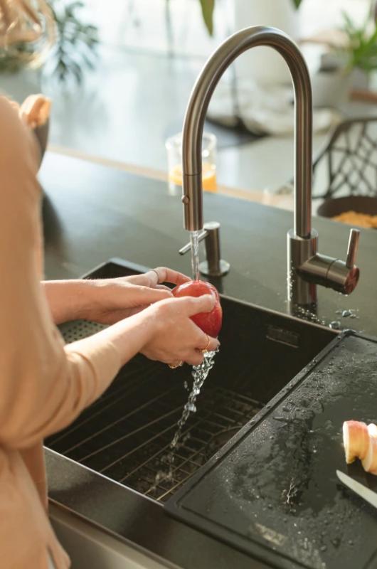 Franke Küchenarmatur Eos Neo mit ausziehbarem Brausekopf, PVD Gun Metal 115.0628.256