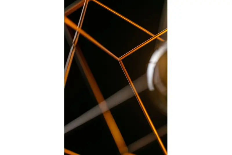 Decor Rosa geometrische Pendelleuchte bestehend aus 2 Messingwürfeln Gold 3376