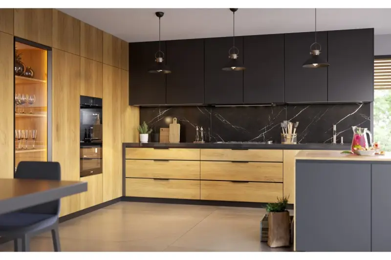 Decor Mees schwarze Metall-Pendelleuchte mit Schirmaufsatz in der Form einer Öllampe 2363