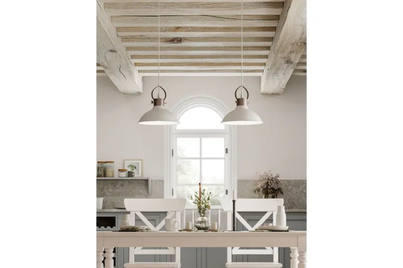 Decor Mees weiße Metall-Pendelleuchte mit Schirmaufsatz in der Form einer  Öllampe 2332