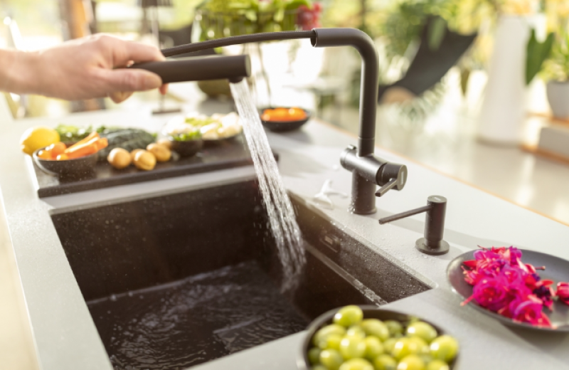 Franke Active Twist Einhebelmischer Schwarz mit Ausziehbarem Auslauf und Integrierter Ablaufsteuerung 115.0669.769