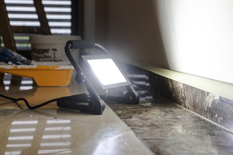 NELI Tragbarer Scheinwerfer, LED, 50W, 4500lm, 6400K, AC220-240V, IP65, 1,5m Kabel