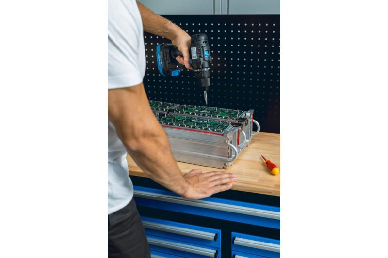 HÖGERT Akkubohrmaschine 18V, Set mit Akku, Ladegerät, Bithalter, Bohrmagazin