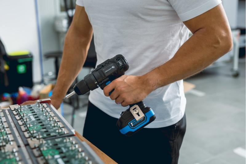 HÖGERT Akkubohrmaschine 18V, Set mit Akku, Ladegerät, Bithalter, Bohrmagazin