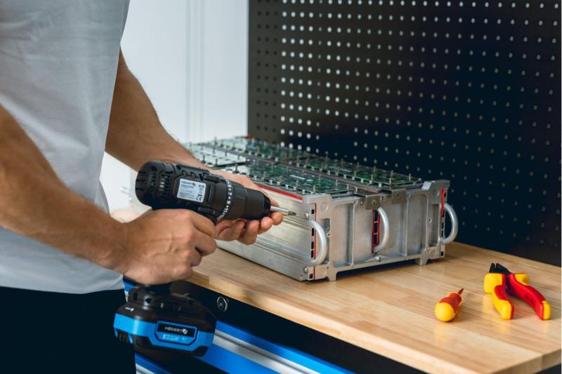 HÖGERT Akkubohrmaschine 18V, Set mit Akku, Ladegerät, Bithalter, Bohrmagazin