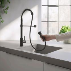 Quadri Redwick Küchenmischbatterie schwarz mit halbflexiblem Auslauf und Dusche mit 2 Strahlarten plus Wasserstopp-Funktion 1208971410
