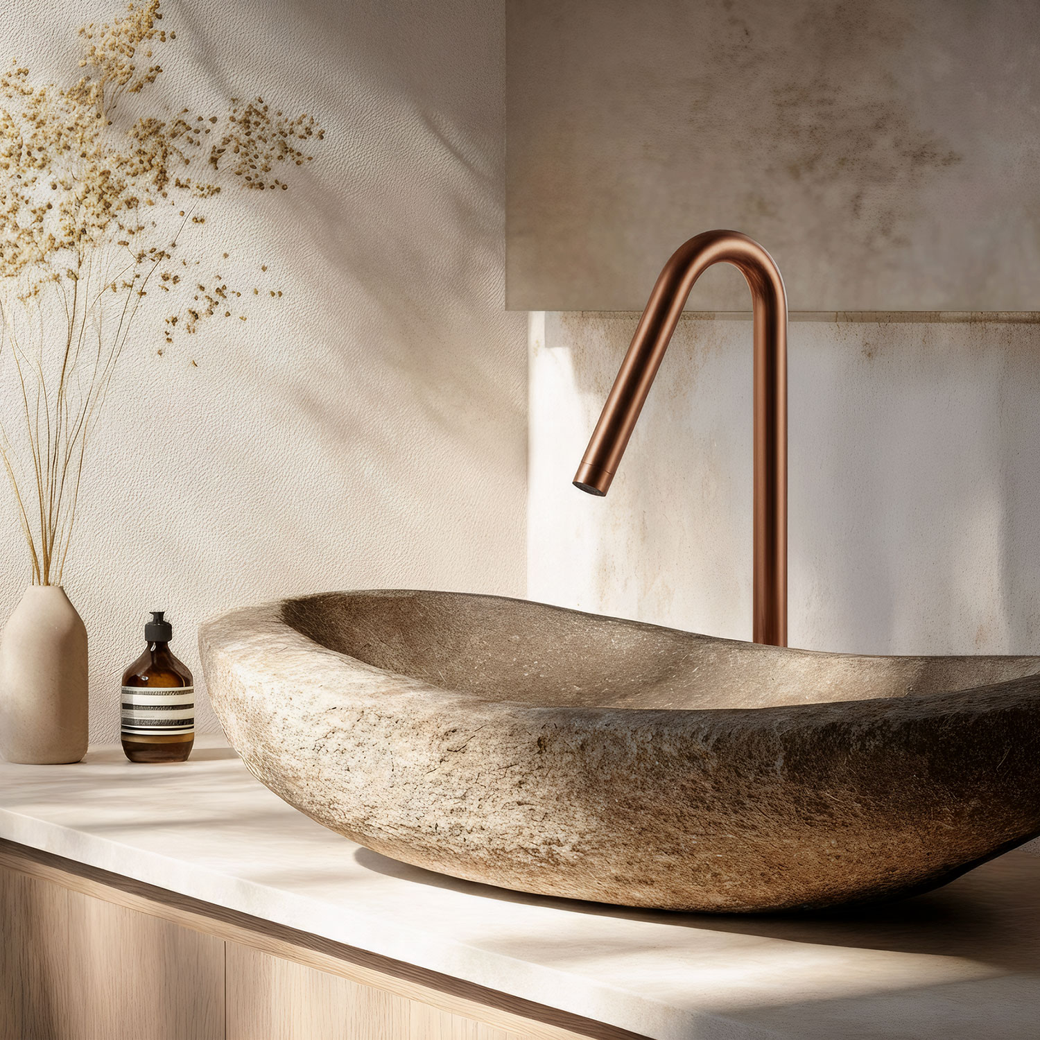 7 Möglichkeiten, wie warme Metallic-Töne einen einfachen Waschtisch im Badezimmer aufwerten